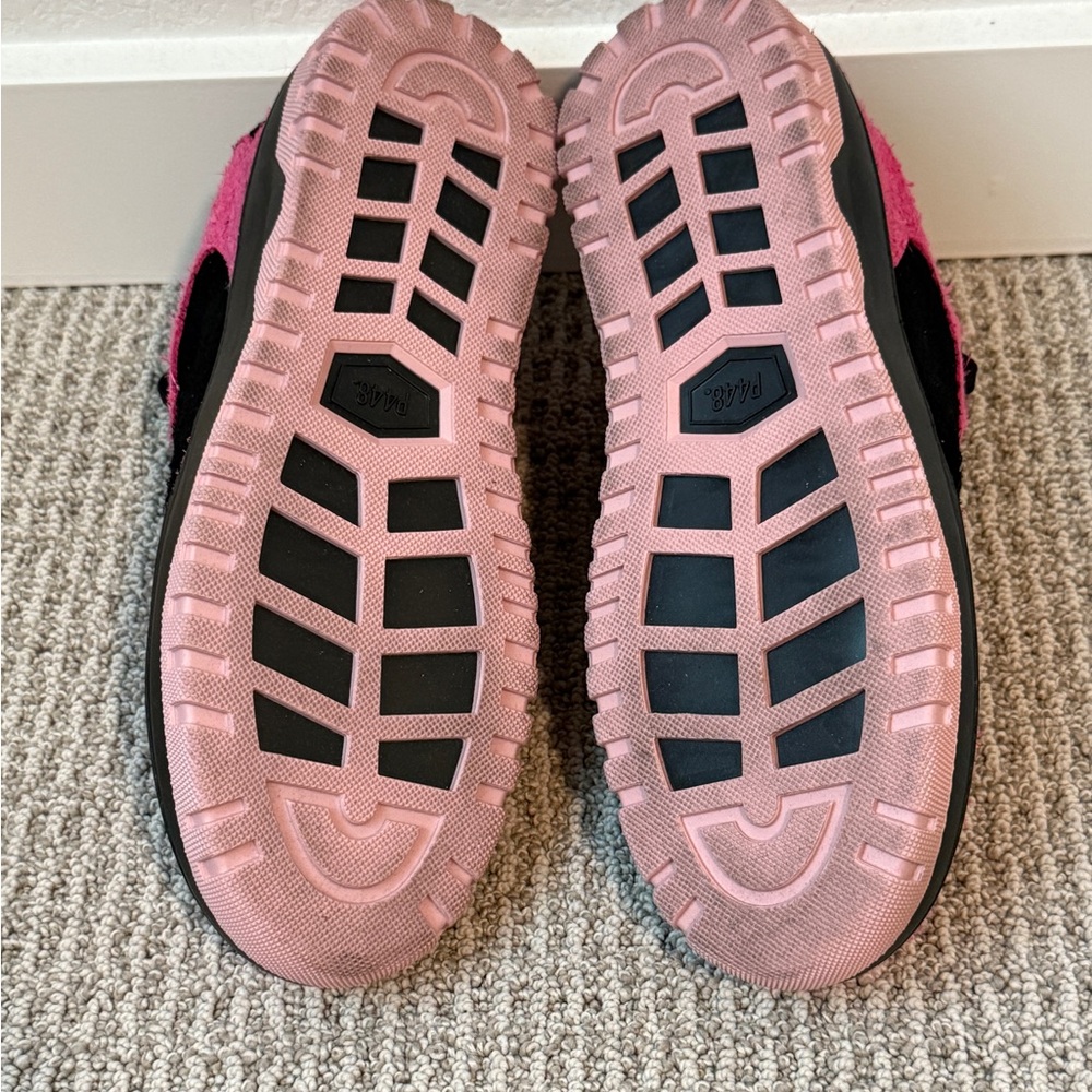 P448 Women Sz 10 US Black Pink Sneakers - Picture 3 of 7